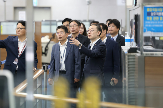 이명구 관세청장<오른쪽>이 30일 경주APEC 정상회의 주관문으로 이용될 김해국제공항을 찾아 최종 준비 상황을 점검하고 있다. <사진=관세청>