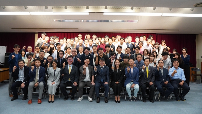 한국세무사고시회는 지난달 27일 일본 요코하마 도쿄지방세리사회관에서 일본전국청년세리사연맹과 '한·일 조세전문가 간담회'를 개최했다<앞줄 가운데 장보원 회장>.
