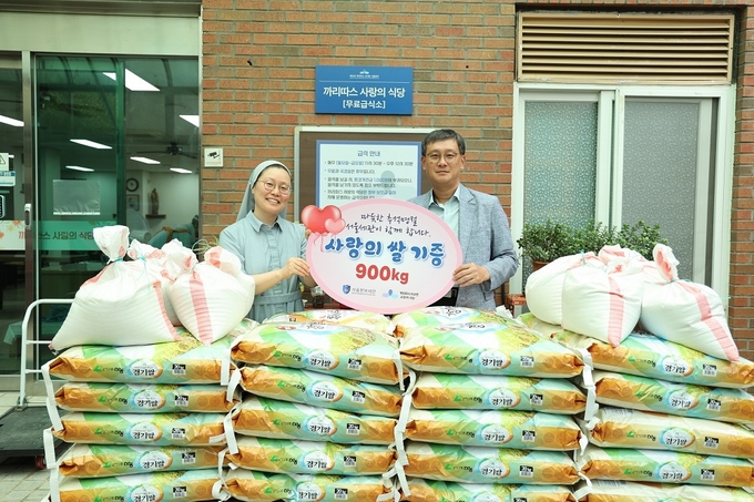 고석진 세관장이 까리따스 수녀회에서 운영하는 무료급식소 사랑의 식당에 위문품을 전달하고 있다.