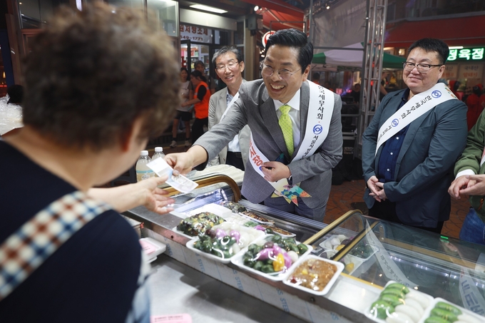 구재이 한국세무사회장이 영동전통시장에서 송편을 구입하고 있다. 