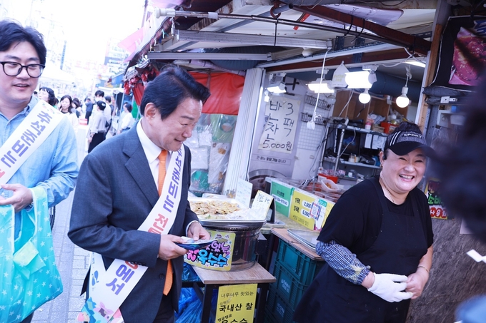 이종탁 서울회장이 도곡시장에서 물품을 구매하고 있다. 