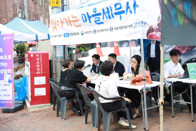 서울지방세무사회 소속 마을세무사들이 영동전통시장에서 무료 세무상담을 해주고 있다<이상 사진=서울지방회>. 
