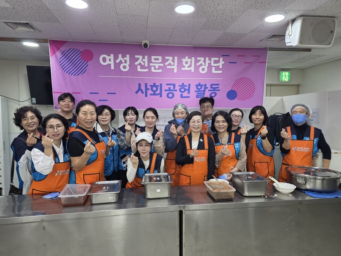 한국여성세무사회는 14일 여성전문직단체회장단과 '따스한 채움터'에서 무료배식 봉사활동을 실시했다<앞줄 왼쪽 세번째 곽장미 회장>.