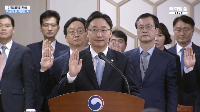 임광현 국세청장과 국세청 간부들이 16일 기획재정위원회 국정감사에 앞서 선서를 하고 있다.(사진=국회방송 캡쳐)