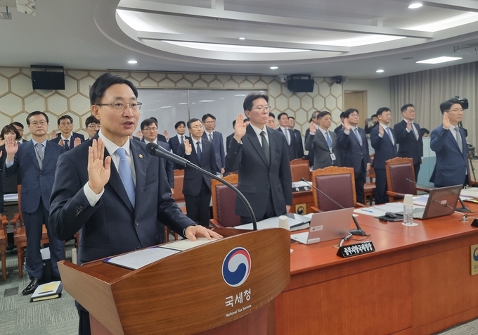 임광현 국세청장이 국정감사에서 선서하고 있다. 
