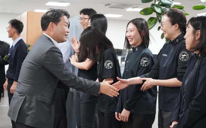 박헌 인천공항본부세관장이 15일 특송물류센터를 찾아 직원들과 첫 인사를 나누고 있다