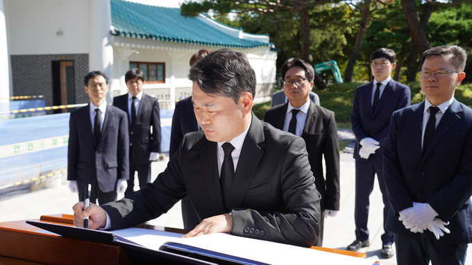 박헌 인천공항본부세관장이 16일 국립현충원을 방문, 방명록을 기재하고 있다.