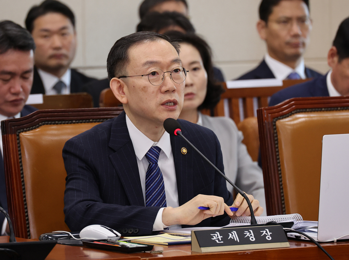 이명구 관세청장이 국정감사에서 의원 질의에 답변하고 있다<사진=뉴시스 제공>. 