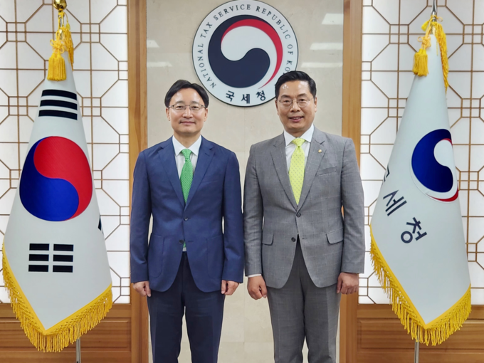 임광현<왼쪽> 국세청장과 구재이 한국세무사회장이 기념촬영하고 있다. 