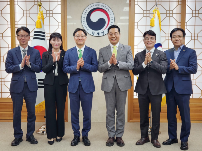 한국세무사회 회장단이 임광현 국세청장을 예방하고 기념촬영하고 있다<왼쪽부터 박종희 개인납세국장, 박유리 여성이사, 임광현 국세청장, 구재이 세무사회장, 김선명 부회장, 장신기 홍보이사. 사진=세무사회>. 
