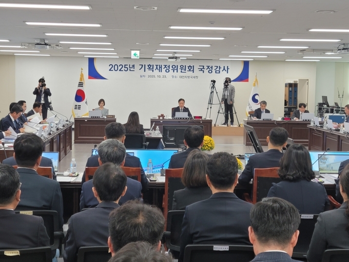 국회 기획재정위원회는 23일 대전지방국세청 2층 국정감사장에서 광주·대전지방국세청 등에 대한 국정감사를 실시했다. 