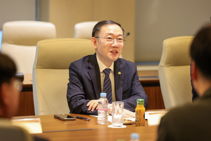 이명구 관세청장이 23일 서울에 소재한 SK이노베이션(주) 본사에서 열린 석유화학 수출기업 간담회에서 업계 관계자의 의견을 청취하고 있다<사진=관세청>