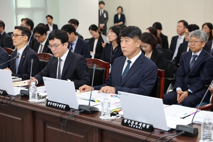 김학선 광주청장이 질의를 경청하고 있다.