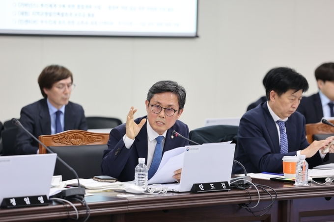 안도걸 의원이 질의하고 있다.