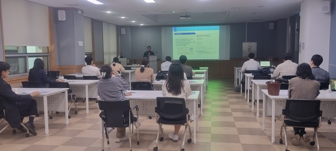 인천세관은 지난 23일 경기남부 소상공인시장진흥공단 강당에서 ‘중앙아시아 해외진출사업’에 참여하는 소상공인 20곳을 대상으로 수출 설명회를 개최했다.