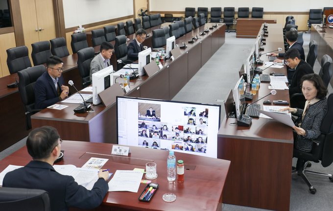 이명구 관세청장(가운데)이 27일 정부대전청사에서 전국 세관장 등이 참석한 중대재해 및 재난 대응 점검회의를 열고, 중대재해·재난 예방 실적 및 향후 대응체계 등을 점검하고 있다.<사진=관세청>