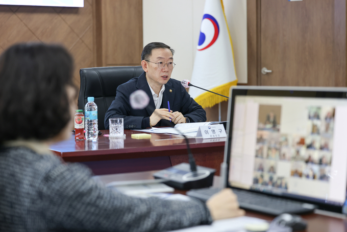이명구 관세청장이 27일 정부대전청사에서 중대재해 및 재난 대응 점검회의를 주재하고 있다. <사진=관세청>