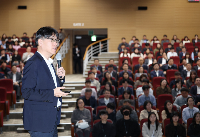 카이스트 서용석 교수가 ‘AI 대전환! 국세청이 갖춰야 할 미래 역량과 혁신’을 주제로 강연하고 있다. 