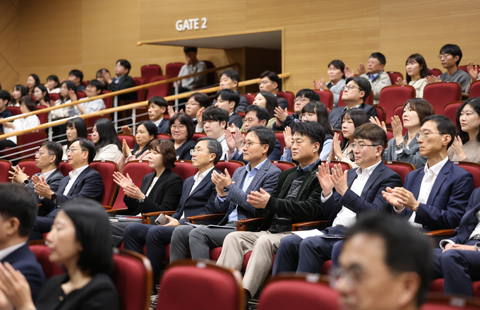 임광현 국세청장을 비롯한 관리자들이 AI 전략 특강을 경청하고 있다. 