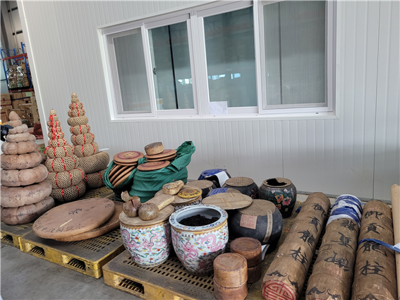 적발된 가짜 골동 보이차(사진=인천세관)