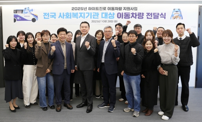 28일 김인규 하이트진로 대표이사(앞줄 오른쪽 5번째)와 사회복지기관 대표 및 관계자가 참석한 가운데 이동차량 전달식이 진행됐다.