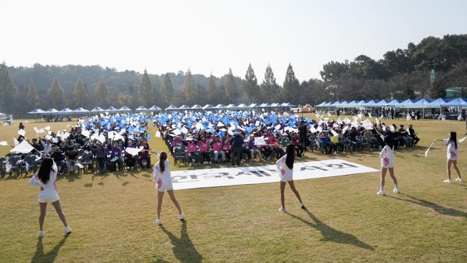 세무사 공동체 한마음 체육대회에서 세무사들이 환호하고 있다. 