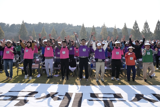 세무사들이 체육대회에 앞서 몸풀기 체조를 하고 있다. 