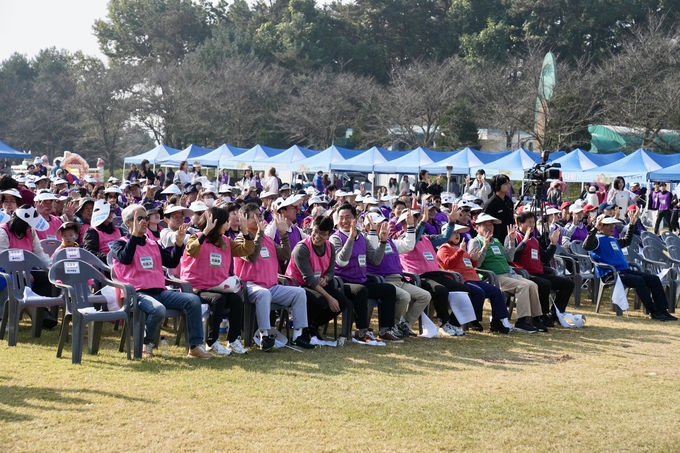 체육대회에 참여한 세무사들이 밝게 웃으며 율동을 따라하고 있다. 