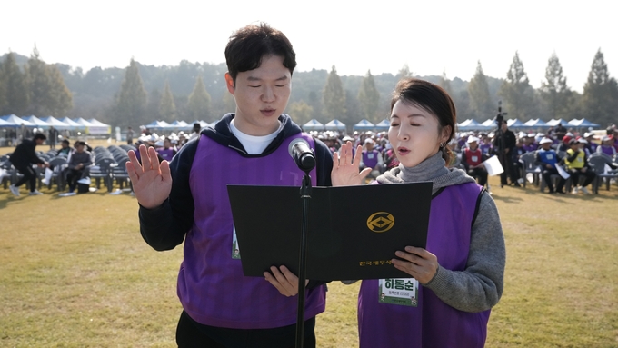윤상복 청년세무사위원장과 하동순<오른쪽> 여성세무사위원장이 선언문을 낭독하고 있다. 