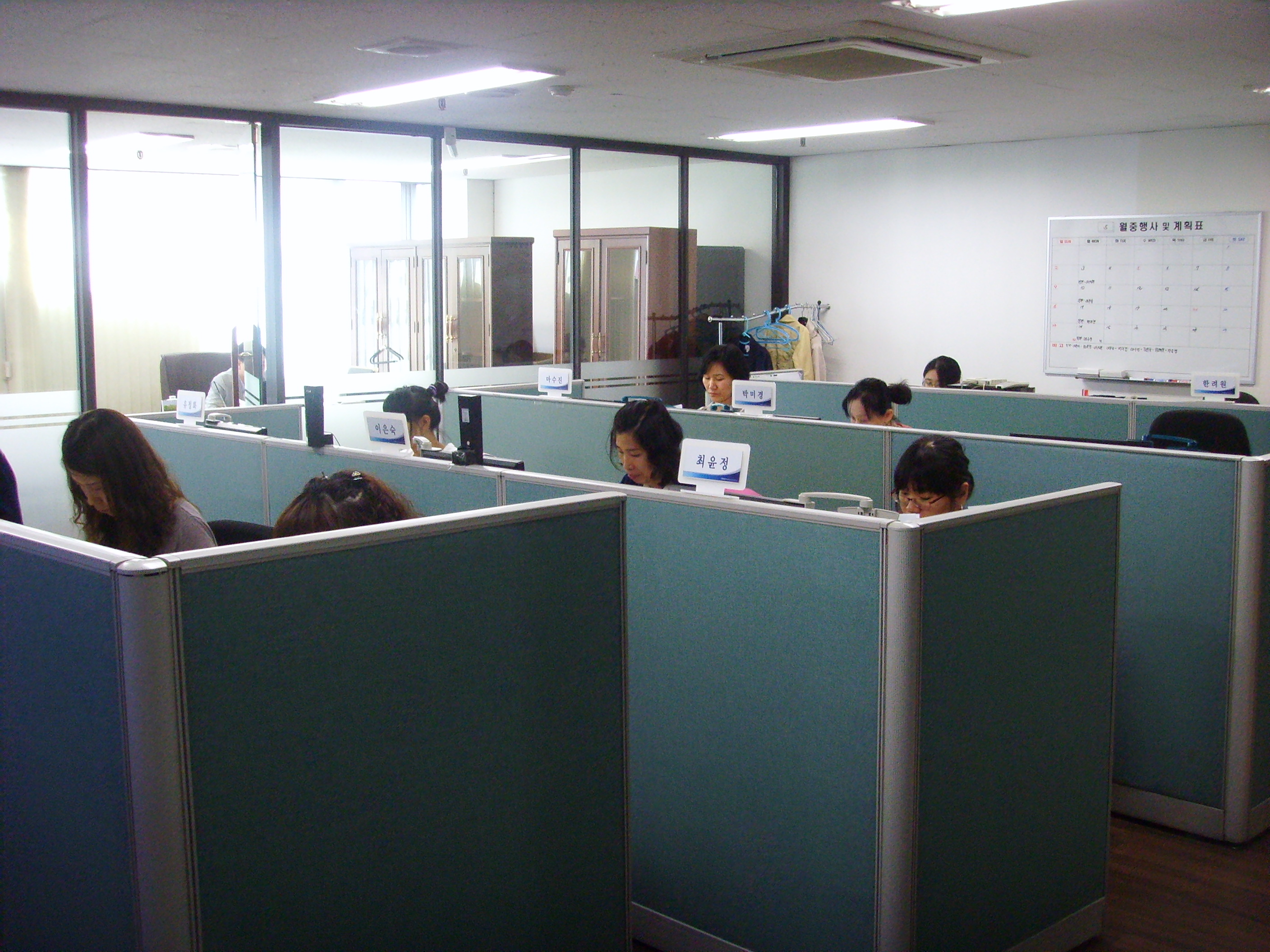 인천 부평 삼산동 에스엠프라자에 위치한 입력전담센터에서 직원들이 자료입력을 하고 있다.