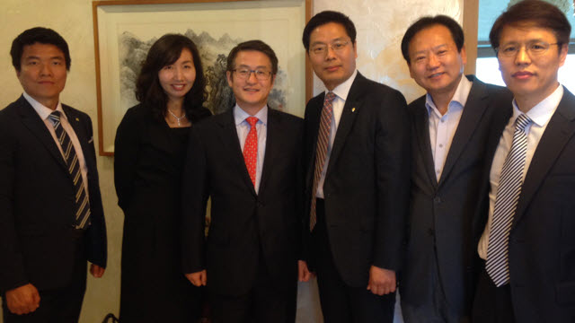 김선명 지방·청년 상임이사, 천혜영 홍보부회장, 문창용 세제실장, 구재이 고시회장, 이동헌 감사, 이동기 총무부회장이 기념촬영하고 있다<왼쪽부터>.