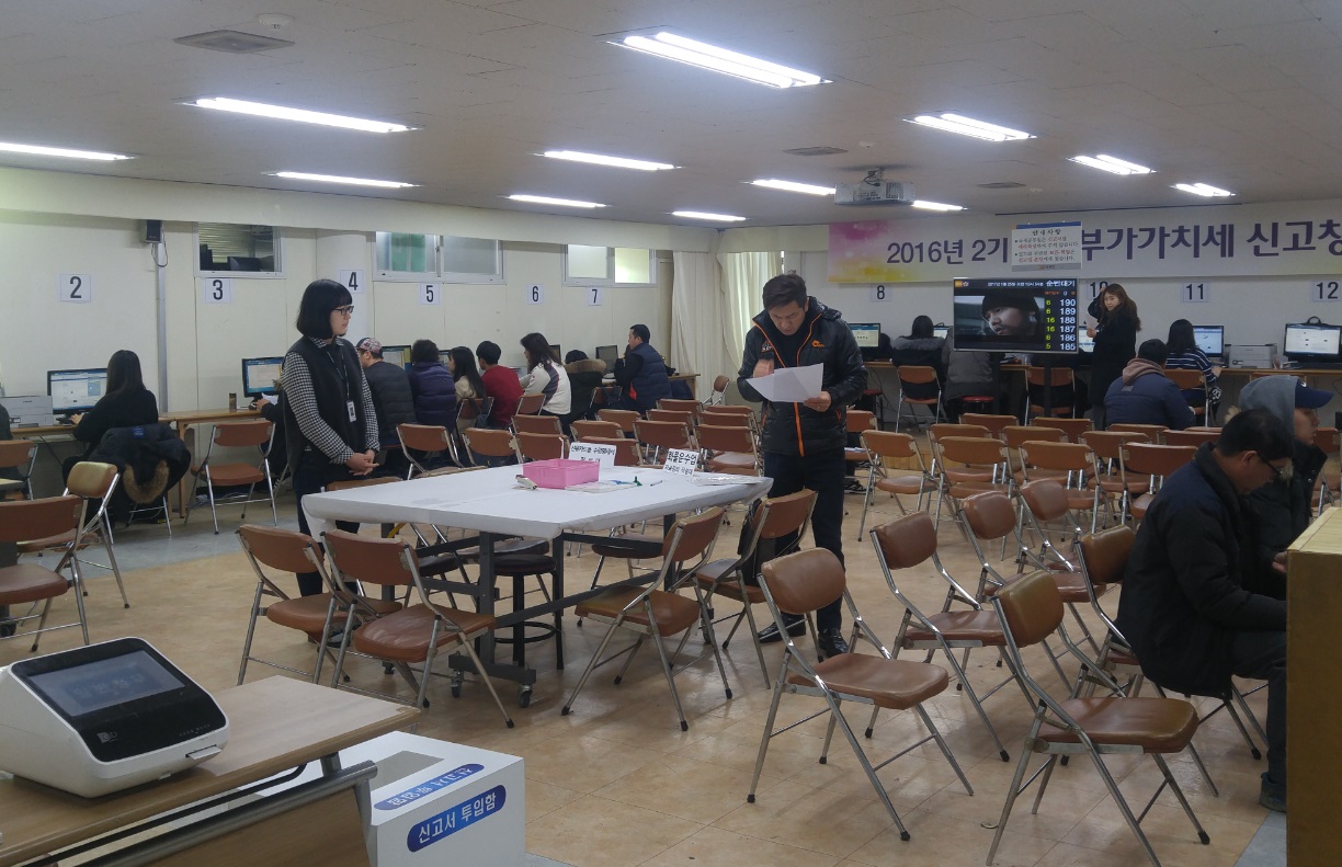 부가가치세 신고 내방객이 많기로 유명한 수원세무서의 1월 25일 오전11시 한산한 신고창구 모습.