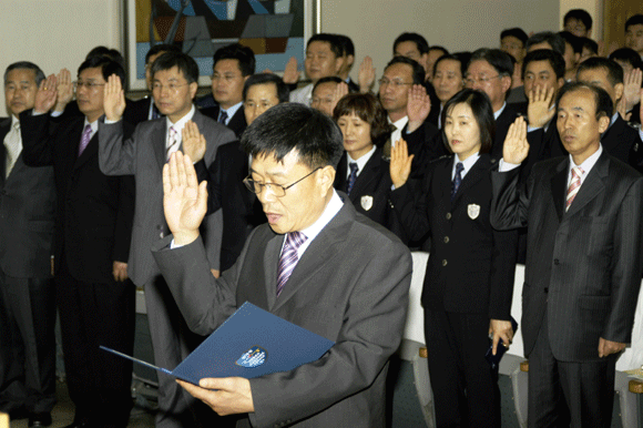 관세청은 최근 심화되고있는 마약밀수를 효과적으로 차단하기 위해 5월1일 서울세관에서 '마약류 특별단속본부'발대식을 갖고 6월30일까지 마약류 특별단속작전 및 마약밀수 은닉도구 전시회를 갖고 있다.