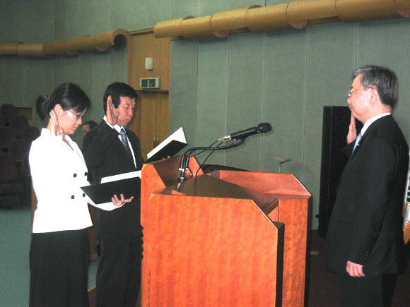 국세심판원은 8일 용인 대한생명인재개발원에서 청렴한 조직문화를 이끌기 위한 윤리규범선포식을 개최, 전 직원들이 윤리규범을 반드시 이행할 것을 다짐하는 선서를 김석동<右> 재경부 제1차관에게 약속하고 있다.