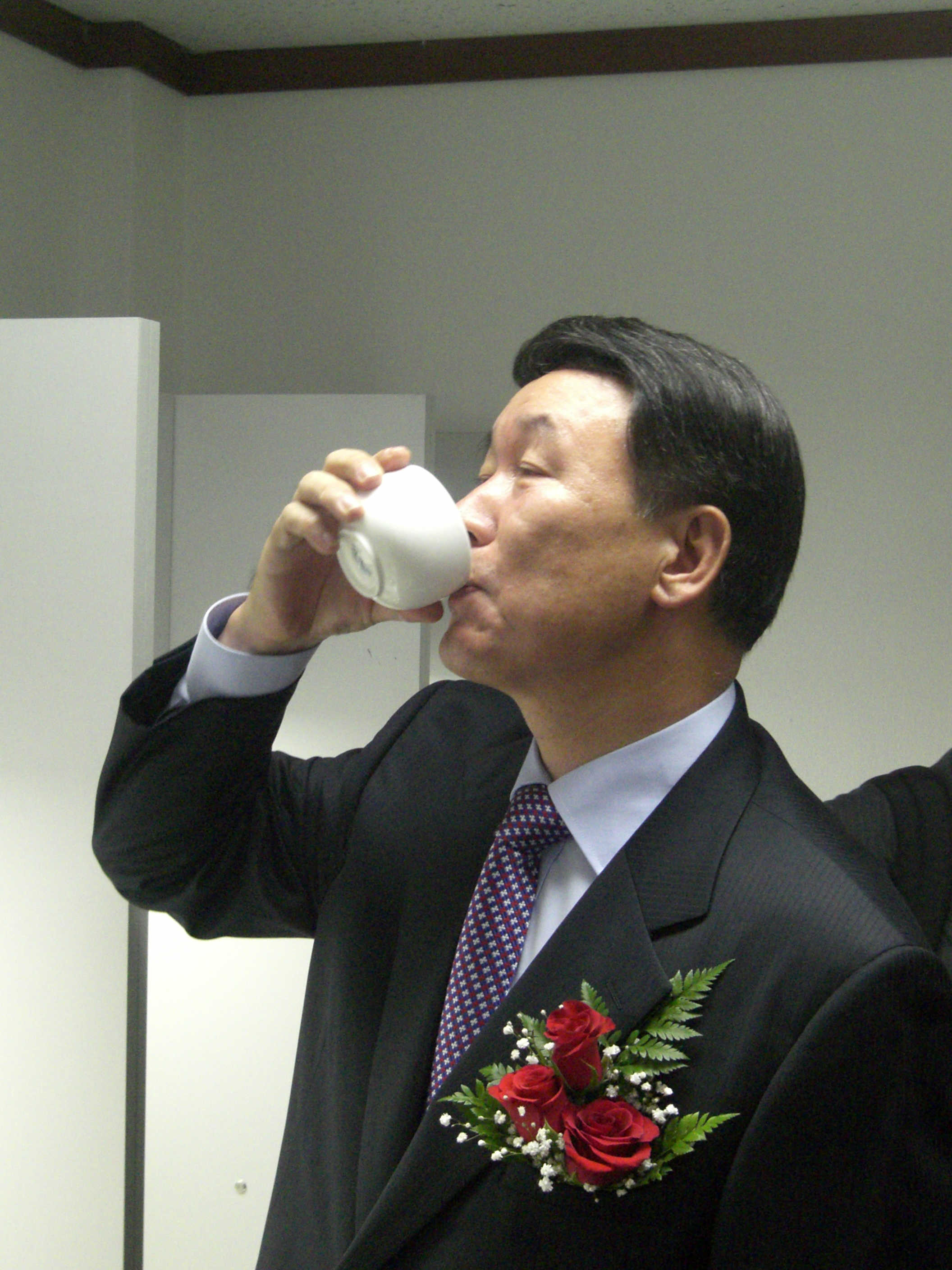 한상률 국세청 차장이 전통술 시음을 하고 있다.