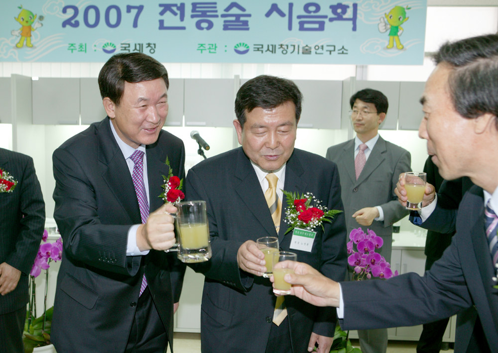 한상률 국세청 차장<좌측>, 서현수 소비세과장<우측> 등이 시음회에서 축하 건배를 하고 있다.