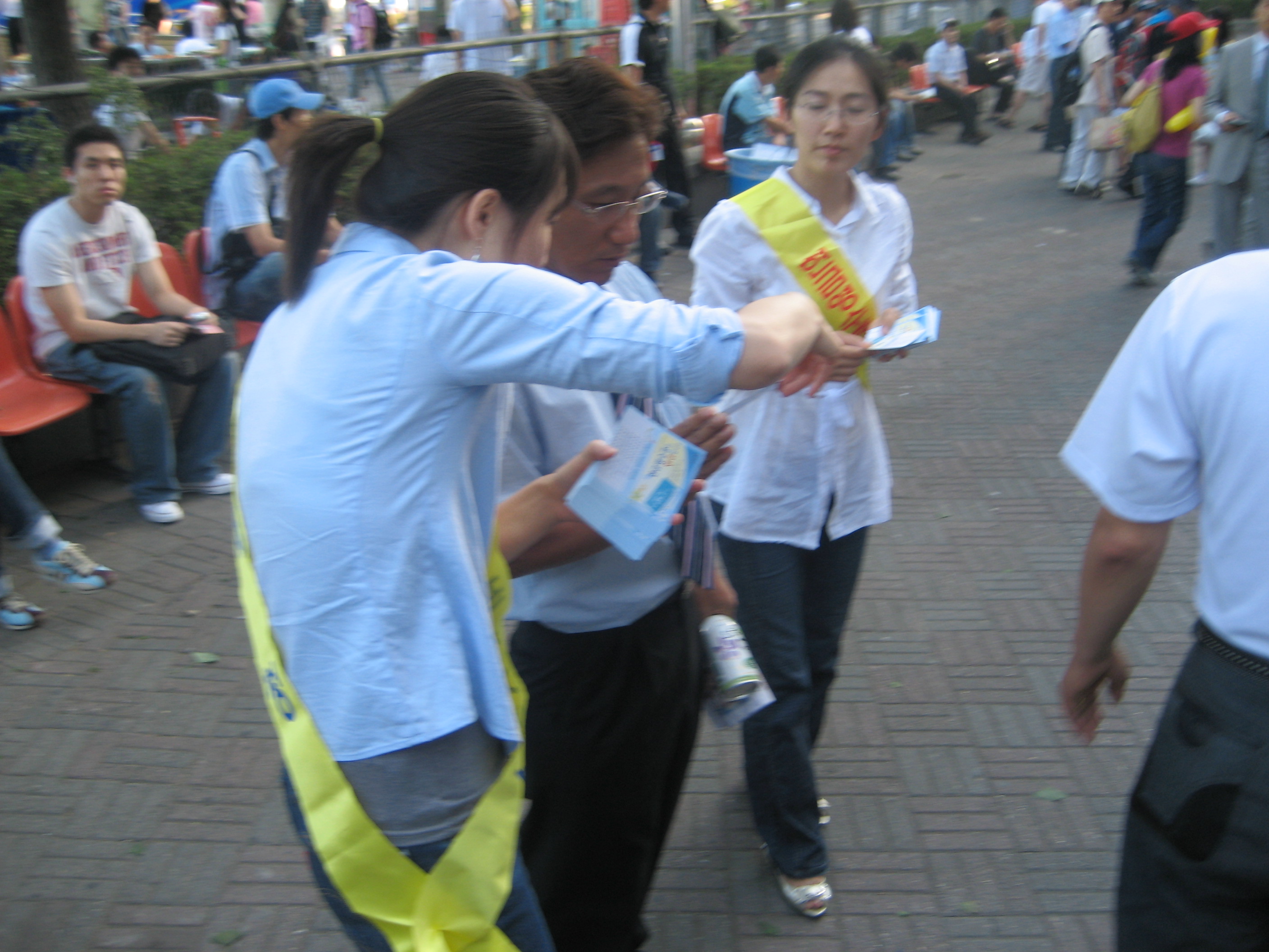 서초세무서는 현금영수증 홍보활동을 위해 잠실야구장에서 시합전에 홍보리플릿을 나눠주고 있다.