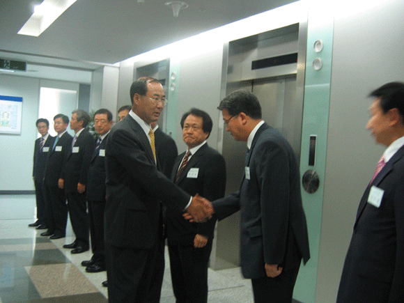 국세청장을 기다리는 서울청 간부진, 전군표 국세청장이 임환수 납보관과 악수를 하고 있다.(사진 맨 왼쪽부터 김영근 납세지원국장, 김덕중 세원관리국장, 김정민 조사2국장, 박차석 국제거래조사국장, 안동범 감사관 등의 모습)