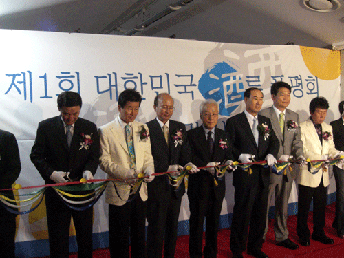 전군표 국세청장 등 내외빈이 시상식후 지하 1층에 마련된 시음회장에서 테이프 절단식을 하고 있다.<좌측 첫번째 한상률 국세청 차장, 가수 태진아, 우측 세번째부터 전 국세청장, 송영길 국회의원, 가수 송대관씨>