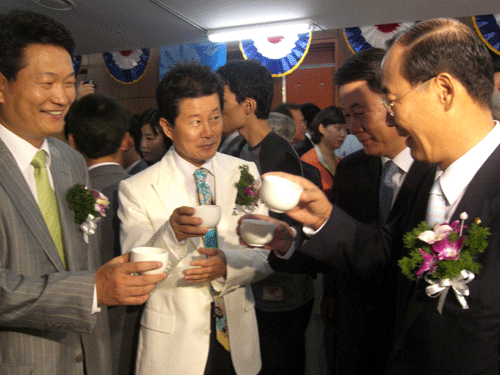 송영길 국회의원과 가수 태진아씨, 한상률 국세청 차장, 전군표 국세청장<좌측부터>이 제1회 대한민국 주류 품평회에서 탁주 부문 금상을 수상한 순천주조공사의 '나누우리'를 시음하고 있다.