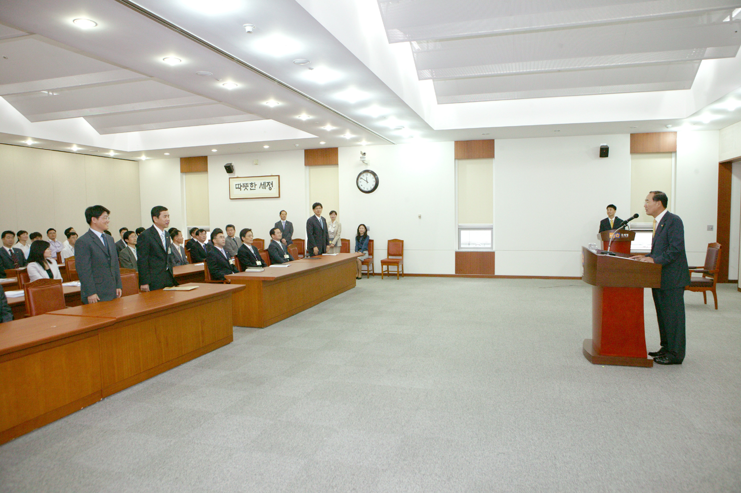 연구발표회에서 전군표 국세청장의 훈시를 해외전문가들이 주의 깊게 경청하고 있다.