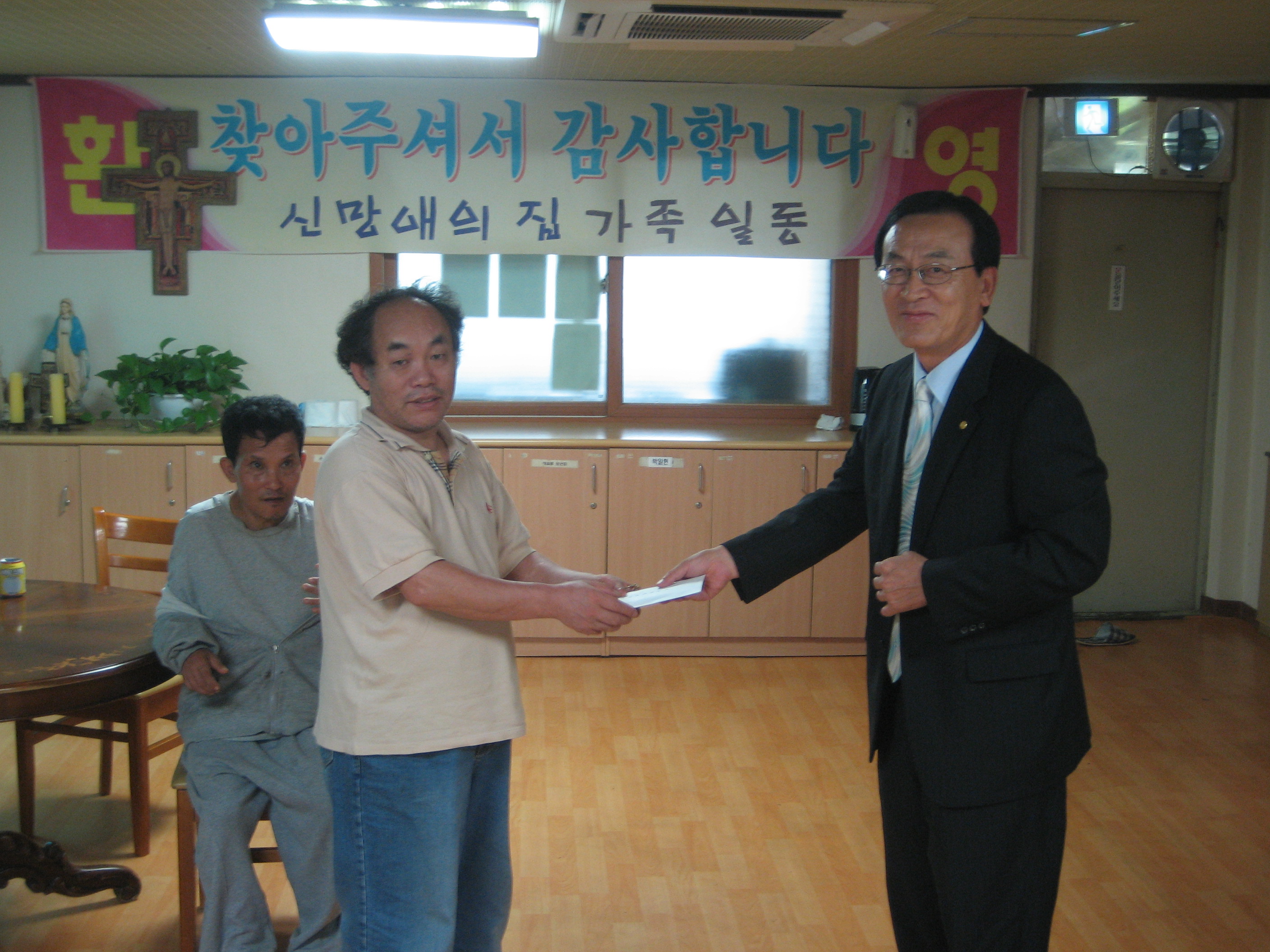 강정무 서초서장이 관내 '신망애의 집'방문해 '국민과 함께하는 따뜻한 세정'을 나눔의 미덕으로 묵묵히 전개하고 있다.