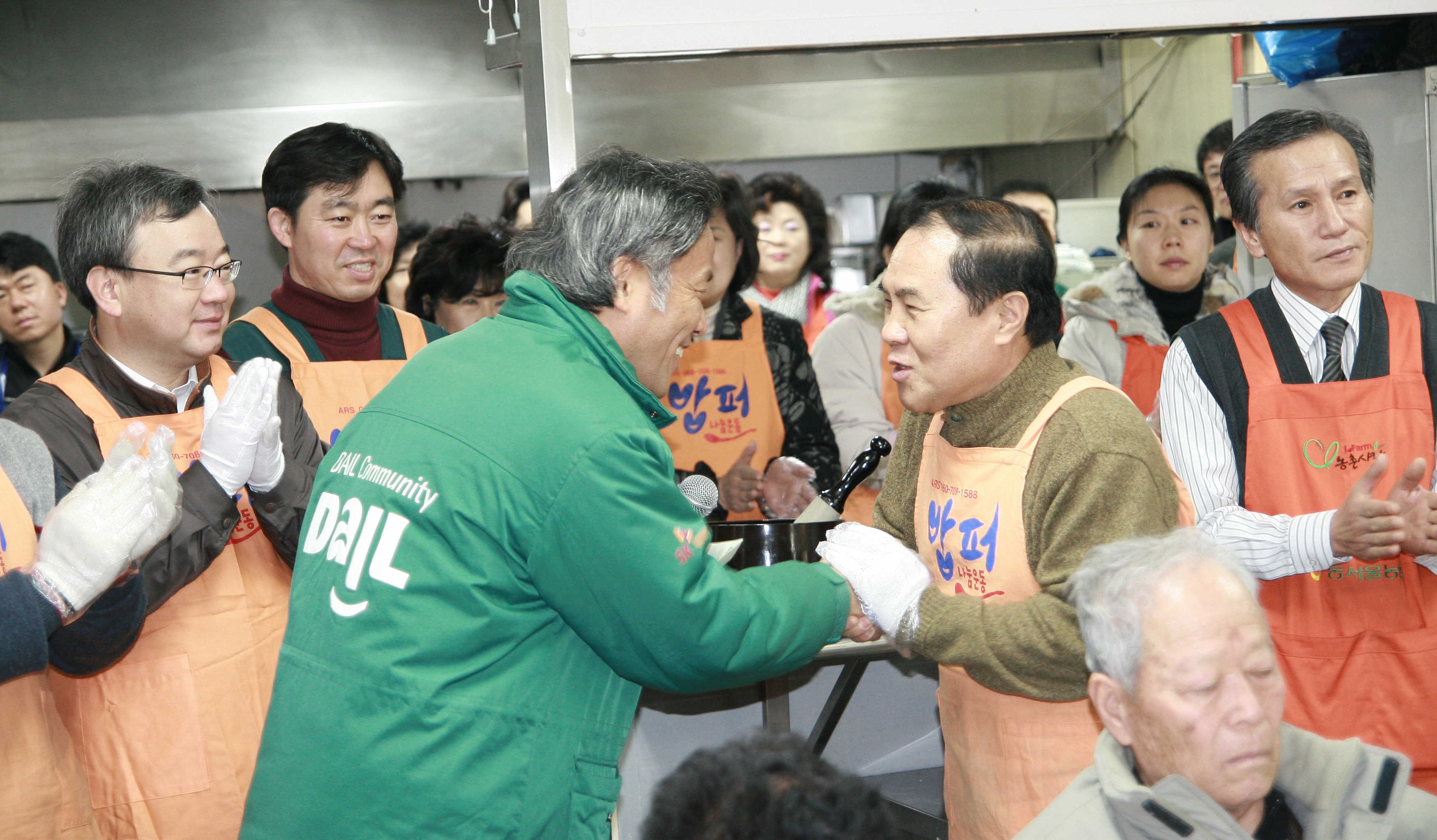매월 첫째주 금요일 다일공동체에서 봉사활동을 실시하고 있는 세무사회는 지난 7일에도 사랑의 밥퍼나눔활동을 실시했다. <사진은 조용근 세무사회장이 최일도 다일공동체 대표에게 불우이웃에게 전달될 방한복 구입비용 365만원을 전달하는 모습>