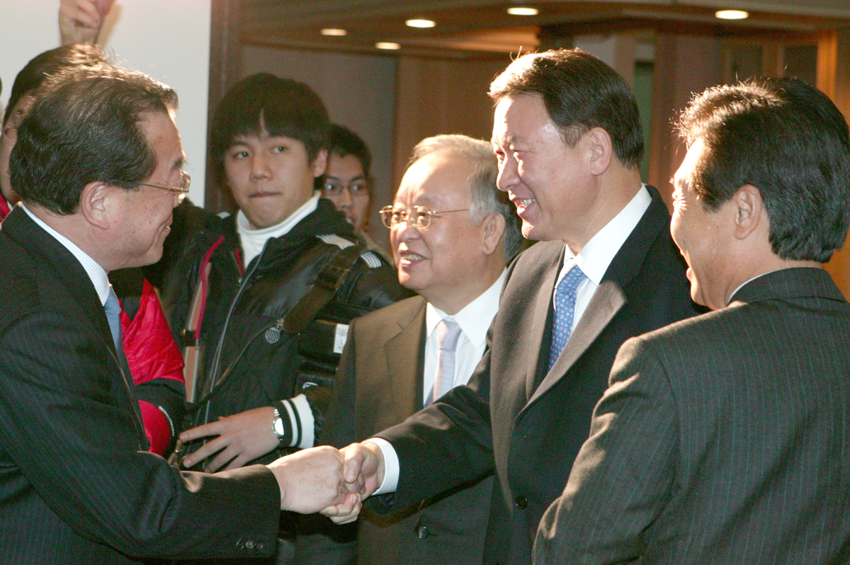 한상률 국세청장<오른쪽 두번째>이 간담회장이 마련된 20층 프레스클럽에서 대한상공회의소 회장단과 인사를 나누고 있다.