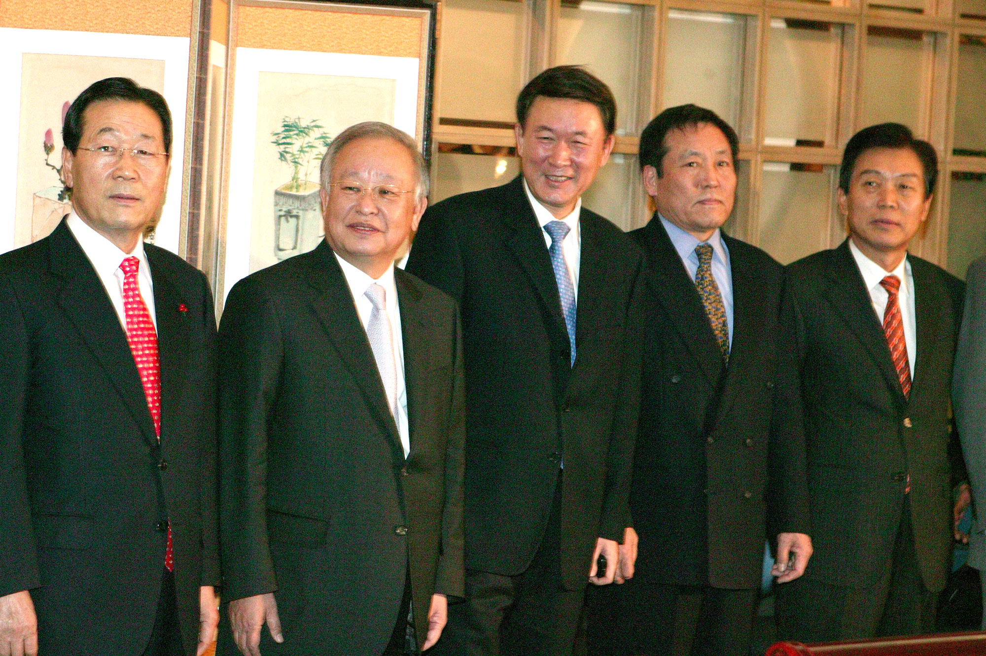 한상률 국세청장<왼쪽 세번째>과 손경식 대한상의회장<왼쪽 두번째> 등이 간담회 시작에 앞서 기념촬영하고 있다.