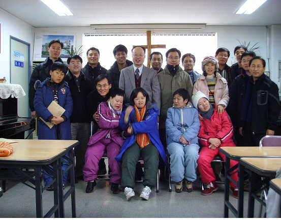 베데스다의 집'을 찾은 직원들이 장애우들과 기념촬영을 하고 있다.