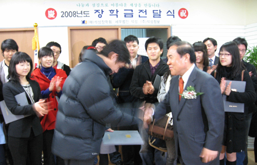 조용근 한국세무사회장은 8일 서울 서초동 석석장학회 사무실에서 국세공무원의 자녀를 포함한 총 56명의 학생에게 8천140만원의 장학금을 전달했다. <사진은 조회장이 장학증서를 전달하는 모습>