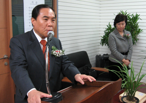 전달식에서 조용근 회장이 석성장학회의 설립배경과 더불어 학생들에게 사회를 섬기는 인재로 성장해주기를 당부하고 있다. <사진 오른쪽은 조용근 회장의 부인인 석성장학회 유영혜 이사장>