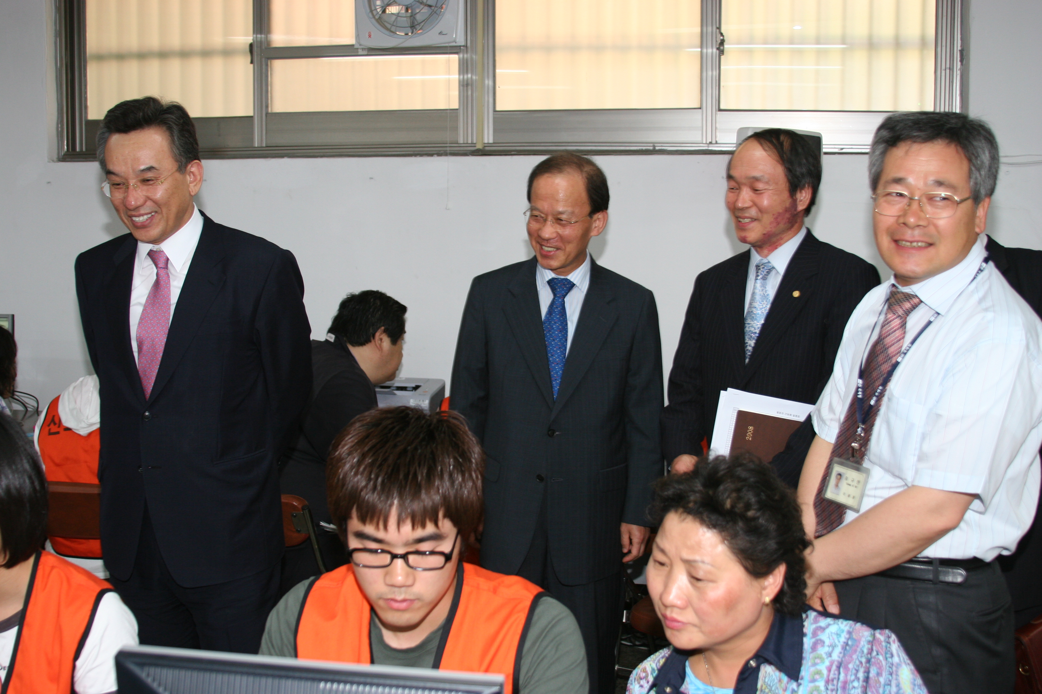 허병익 부산지방국세청장(사진 왼쪽)은 26일 수영ㆍ부산진세무서를 순시, 청사 1층에 마련된 전자신고 현장을 찾아 납세자들의 신고업무에 불편함이 없도록 전 직원들의 꼼꼼한 대책을 당부했다.