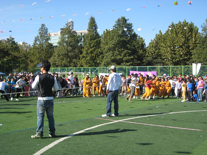 구로세무서(서장·최이봉)는 관내 오류애육원 원생들과 지난 11일 함께 체육대회 행사를 갖는 봉사활동을 펼쳤다.
